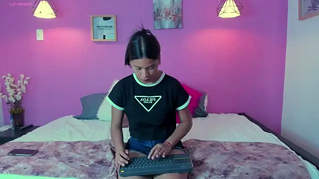 Miaa Coleman online show from November 2025 03:22:01 PM