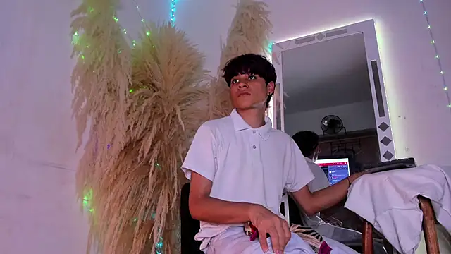 Leo Glow online show from February 2026 07:51:02 PM