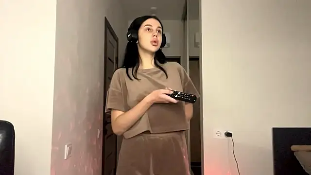 Snapshot of EliseBonser chatting on November 2025 06:53:02 PM EliseBonser online show from November 2025 06:53:02 PM