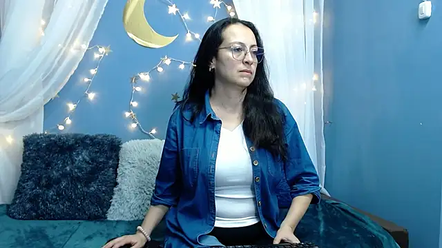 Lauryn Jones online show from December 2025 04:57:01 PM