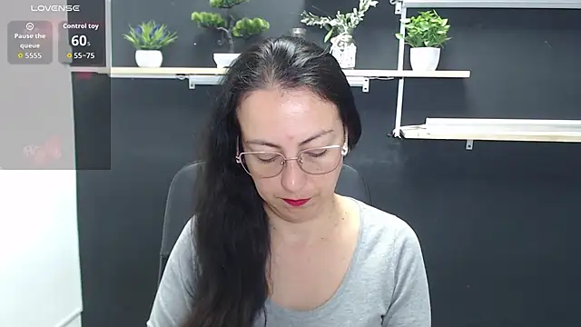 Snapshot of Lauryn_Jones chatting on April 2026 05:33:02 PM Lauryn Jones online show from April 2026 05:33:02 PM
