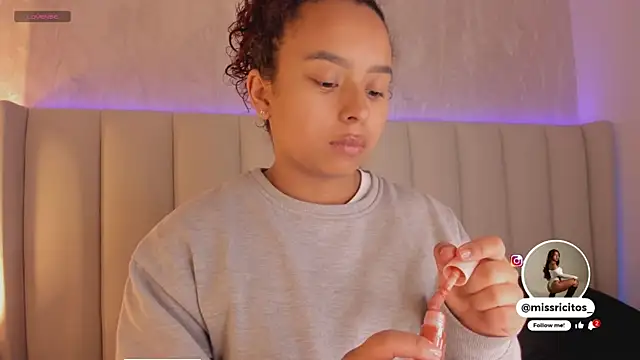 Snapshot of LaraCurls chatting on December 2025 11:52:01 AM LaraCurls online show from December 2025 11:52:01 AM