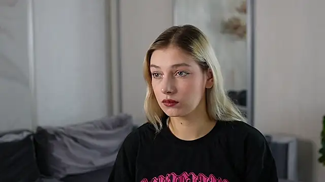 Snapshot of BlushVenom chatting on November 2025 02:29:01 PM BlushVenom online show from November 2025 02:29:01 PM