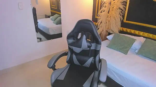 Snapshot of shanel_smithh chatting on January 2026 12:11:01 PM shanel smithh online show from January 2026 12:11:01 PM