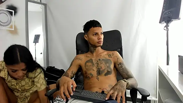 Snapshot of YuleimysAndAlex chatting on November 2025 03:06:01 AM YuleimysAndAlex online show from November 2025 03:06:01 AM