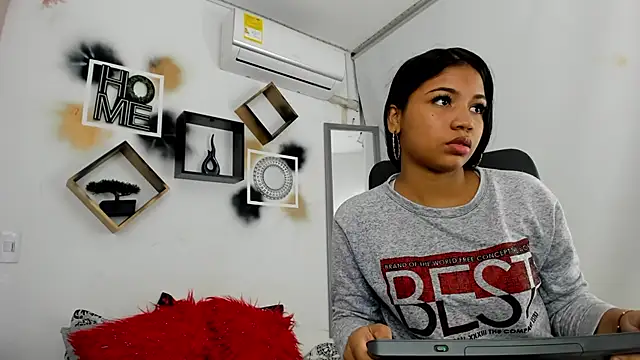 Snapshot of YuleimysAndAlex chatting on December 2025 03:47:01 AM YuleimysAndAlex online show from December 2025 03:47:01 AM