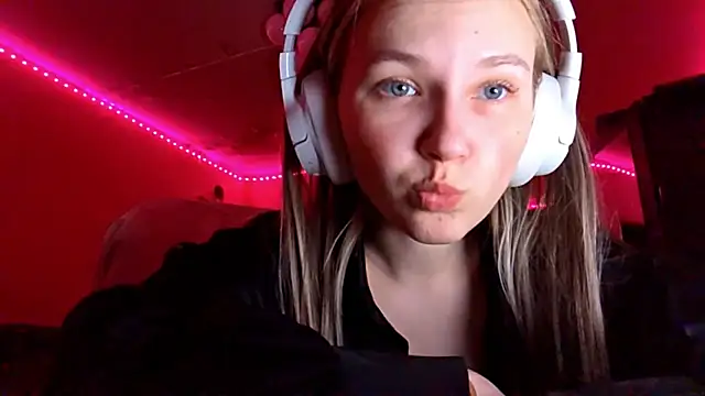 KarinRobertson online show from December 2025 07:18:01 PM