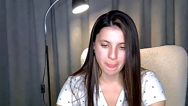 Snapshot of KiraHoney chatting on June 2026 07:16:02 PM KiraHoney online show from June 2026 07:16:02 PM