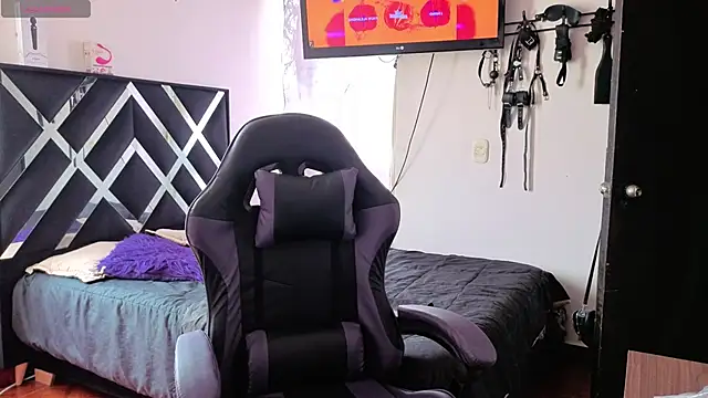 Zooee 01 online show from December 2025 04:05:01 PM