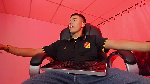 Aleck Boy online show from November 2025 08:30:01 PM