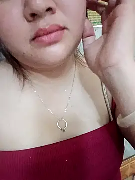 Snapshot of Bee-bgolden chatting on November 2025 03:27:01 AM Bee-bgolden online show from November 2025 03:27:01 AM