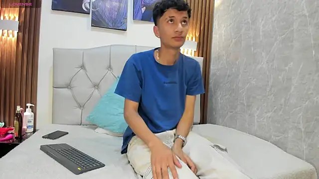 Elian Julian online show from December 2025 11:21:01 PM