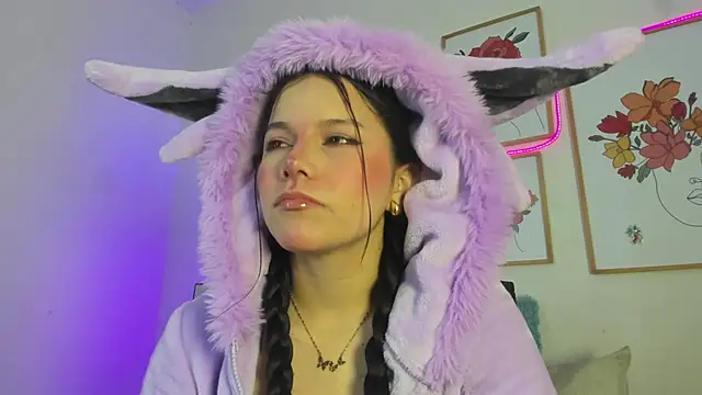 Snapshot of violettabond chatting on November 2025 11:11:01 AM violettabond online show from November 2025 11:11:01 AM