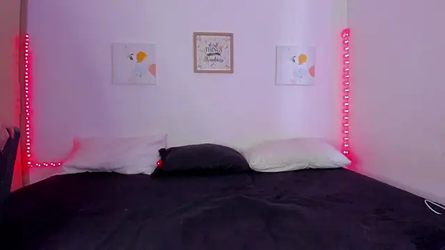 Miia  Jonees online show from December 2025 06:45:02 PM