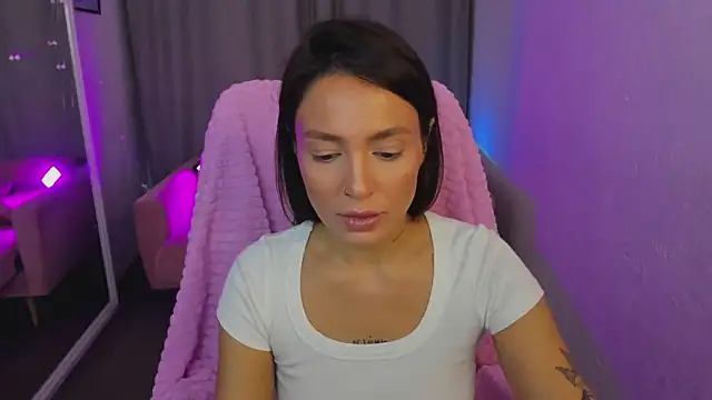 Naila Whisper online show from November 2025 02:06:02 PM