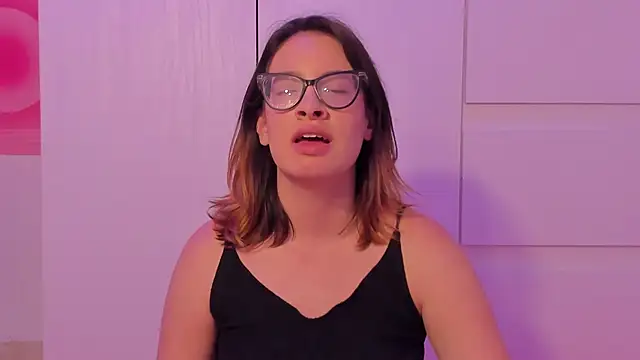 maddie walton online show from November 2025 04:45:02 AM