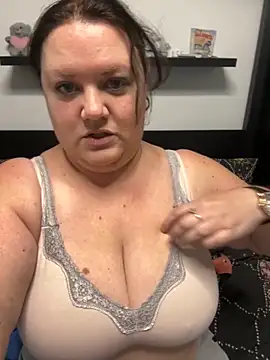 Snapshot of RealWoman84 chatting on November 2025 03:34:02 PM RealWoman84 online show from November 2025 03:34:02 PM