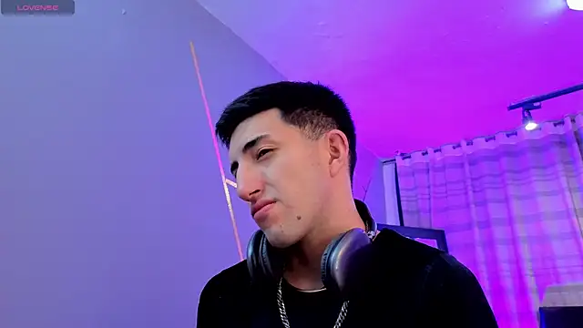 Snapshot of Un_Sluttyy chatting on December 2025 11:38:02 AM Un Sluttyy online show from December 2025 11:38:02 AM