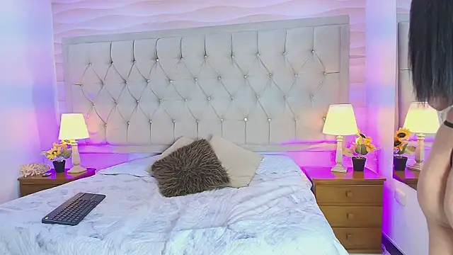 Snapshot of Liathompson_FG chatting on December 2025 12:43:01 PM Liathompson FG online show from December 2025 12:43:01 PM