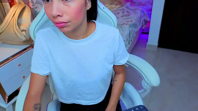 Snapshot of Nia_maiden chatting on November 2025 11:43:01 AM Nia maiden online show from November 2025 11:43:01 AM