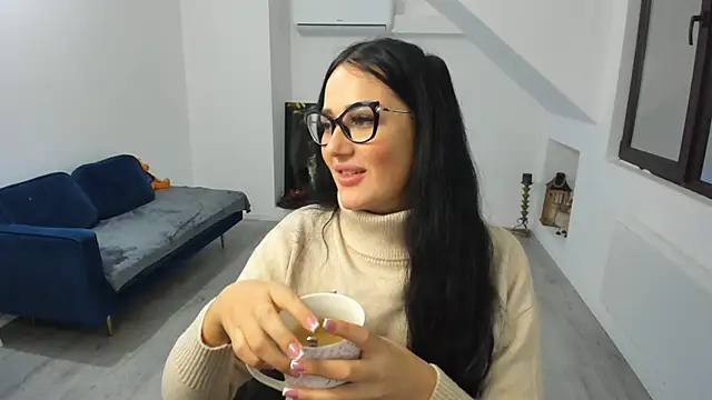 Snapshot of AnyaEvy chatting on December 2025 04:43:01 AM AnyaEvy online show from December 2025 04:43:01 AM