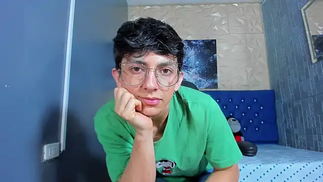 Snapshot of ElanGiraldo chatting on July 2026 10:49:02 PM ElanGiraldo online show from July 2026 10:49:02 PM