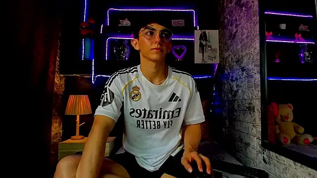 Snapshot of ElanGiraldo chatting on August 2026 07:05:02 PM ElanGiraldo online show from August 2026 07:05:02 PM