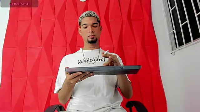 Snapshot of Carlitos_sexy chatting on November 2025 03:40:02 AM Carlitos sexy online show from November 2025 03:40:02 AM