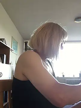 Snapshot of simone_xdressing chatting on July 2026 06:18:01 PM simone xdressing online show from July 2026 06:18:01 PM