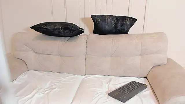 Kenia Storm online show from January 2026 07:30:01 PM