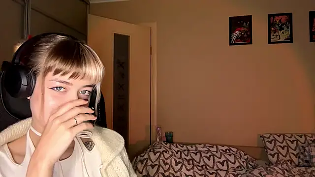 Snapshot of EmilySkyline chatting on November 2025 05:16:02 AM EmilySkyline online show from November 2025 05:16:02 AM