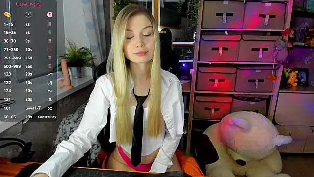 Snapshot of blondie_lina chatting on November 2025 12:15:02 PM blondie lina online show from November 2025 12:15:02 PM