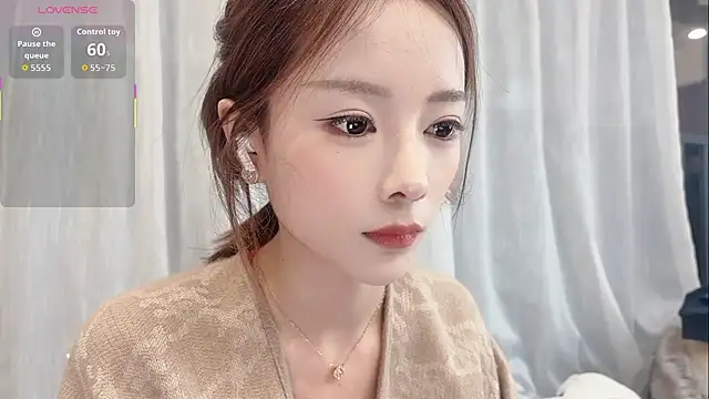 Snapshot of Butterbear chatting on November 2025 05:57:01 PM Butterbear online show from November 2025 05:57:01 PM