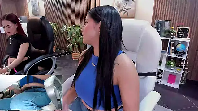 Snapshot of ElliSmith chatting on December 2025 09:42:02 PM ElliSmith online show from December 2025 09:42:02 PM