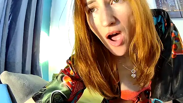 Snapshot of Leila_cam18 chatting on December 2025 01:40:02 PM Leila cam18 online show from December 2025 01:40:02 PM