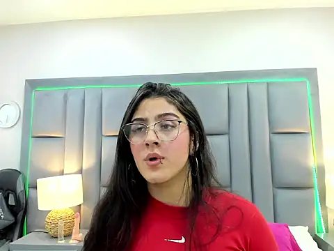 Snapshot of LuisaFranco chatting on November 2025 04:16:01 AM LuisaFranco online show from November 2025 04:16:01 AM