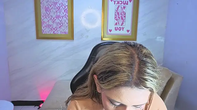 Evy Luxx v online show from April 2026 03:32:01 AM