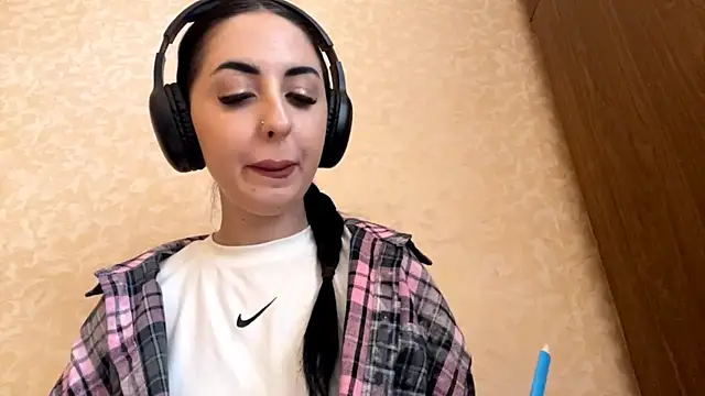 Snapshot of CindyFlowers chatting on November 2025 12:15:02 PM CindyFlowers online show from November 2025 12:15:02 PM