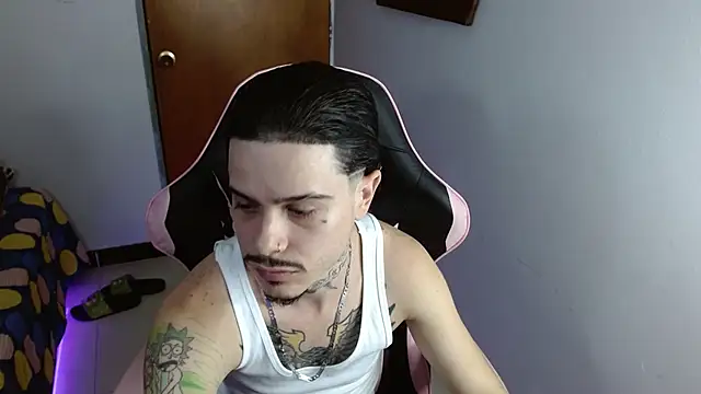 Snapshot of Deymon_420 chatting on December 2025 04:33:02 AM Deymon 420 online show from December 2025 04:33:02 AM