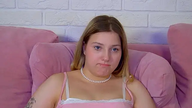Snapshot of TinnaBurton chatting on July 2026 03:23:01 AM TinnaBurton online show from July 2026 03:23:01 AM