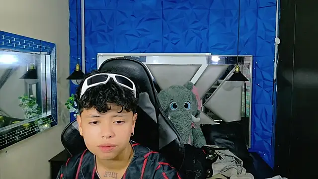 Snapshot of lunabustygirl chatting on December 2025 06:44:01 AM lunabustygirl online show from December 2025 06:44:01 AM