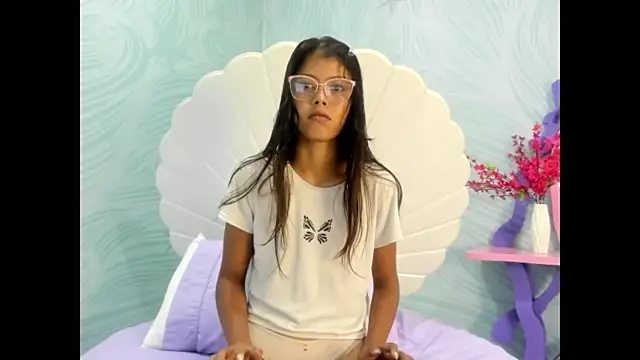 Snapshot of arietta_skinny chatting on November 2025 07:43:01 PM arietta skinny online show from November 2025 07:43:01 PM