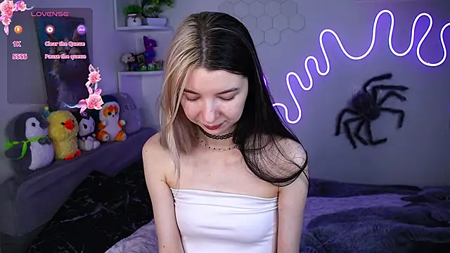 Snapshot of Emmie_shy chatting on April 2026 08:47:01 PM Emmie shy online show from April 2026 08:47:01 PM