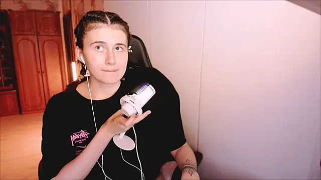 Snapshot of KristinaScott chatting on February 2026 03:52:02 PM KristinaScott online show from February 2026 03:52:02 PM