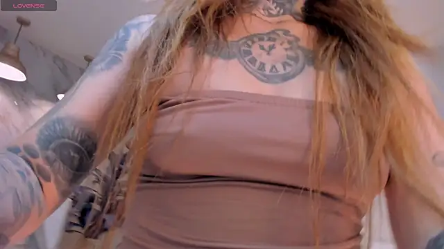 Snapshot of CarlaBrunni chatting on December 2025 12:10:01 PM CarlaBrunni online show from December 2025 12:10:01 PM