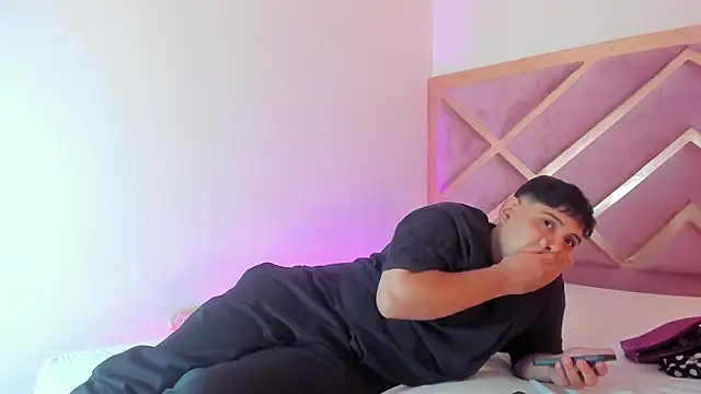 Snapshot of myke_and_mia chatting on December 2025 02:15:01 PM myke and mia online show from December 2025 02:15:01 PM