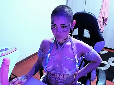 Snapshot of Zombitch chatting on December 2025 12:30:01 AM Zombitch online show from December 2025 12:30:01 AM