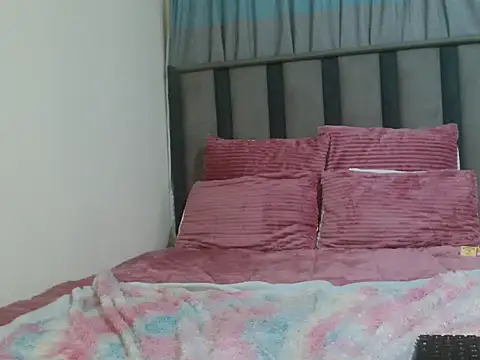 Snapshot of PrettyWeird chatting on December 2025 07:41:01 PM PrettyWeird online show from December 2025 07:41:01 PM