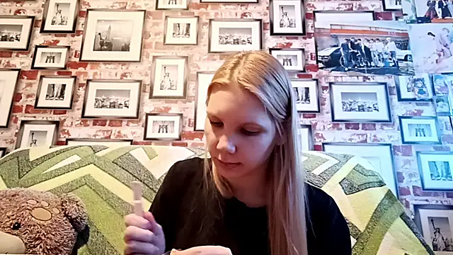 Snapshot of EvieBaggette chatting on November 2025 08:20:02 AM EvieBaggette online show from November 2025 08:20:02 AM