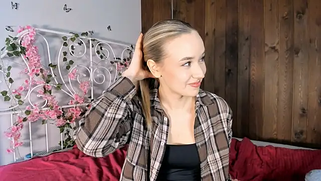 Snapshot of KristleKirst chatting on November 2025 08:13:01 AM KristleKirst online show from November 2025 08:13:01 AM